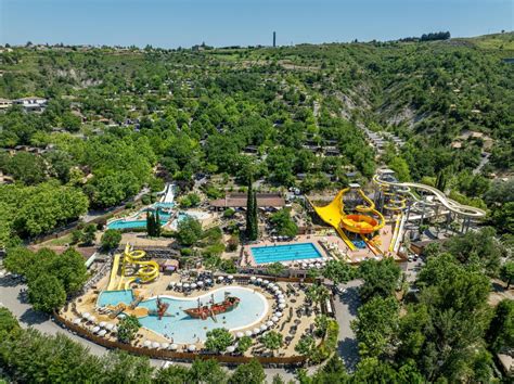 parc aquatique familial avec toboggans