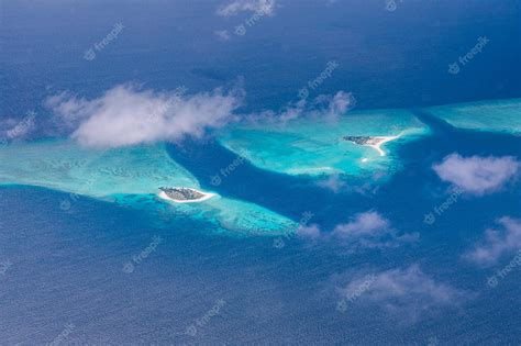 Vue aérienne d’un atoll corallien maldivien