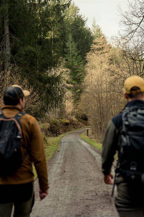 Hommes marchant sur un chemin de pèlerinage
