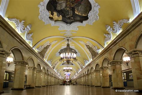 Stations du métro de Moscou mosaïques lustres
