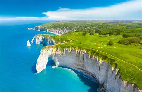 Falaises d’Étretat vues depuis le littoral
